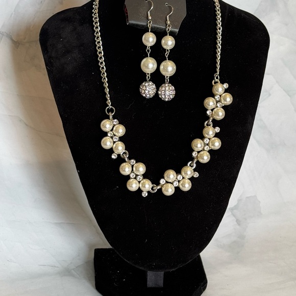 White pearl Necklace - Picture 1 of 3